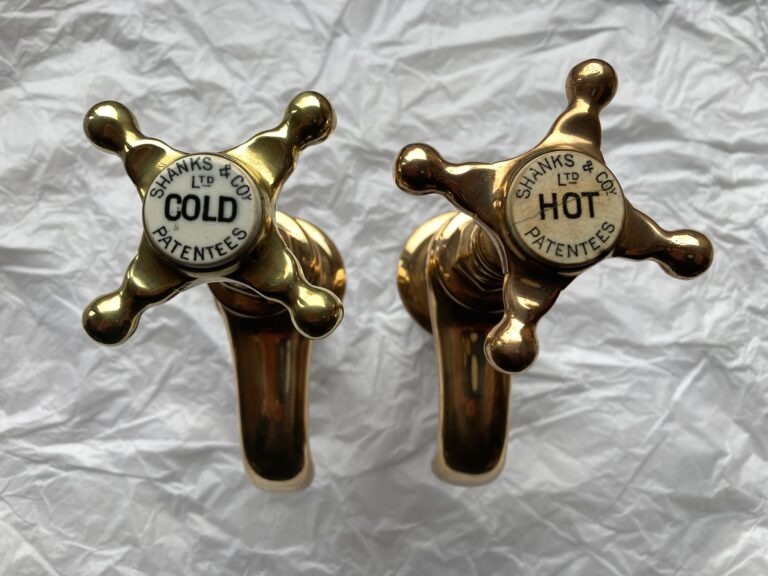 Read more about the article Large Shanks bath taps in aged brass – FOR SALE.